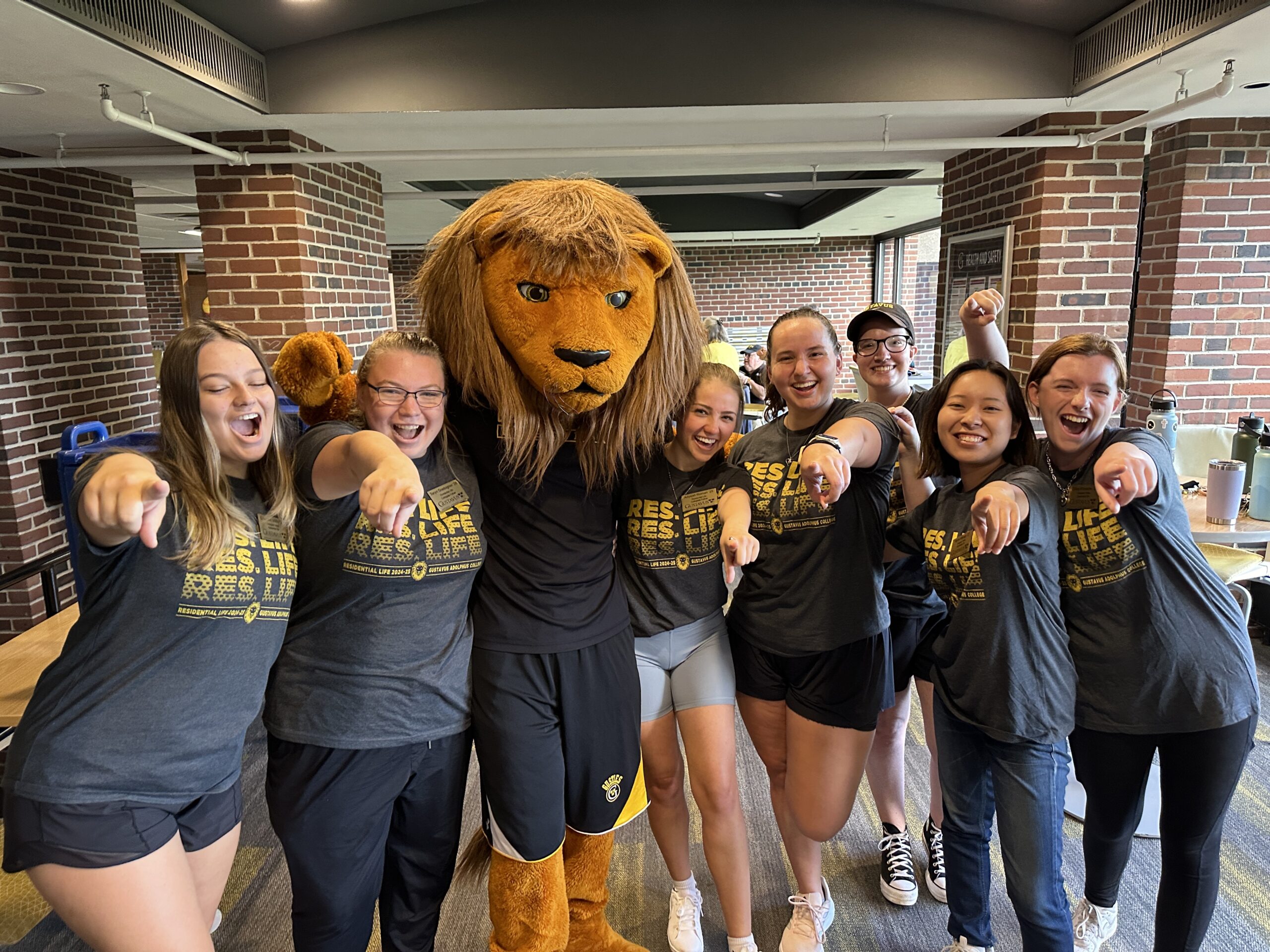 Gus and the CFs welcoming new students to campus